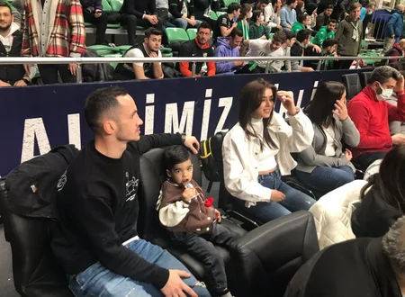 Namik Ələskərov ailəsi ilə birlikdə basketbol matçını izləyib