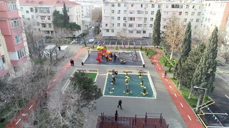 Leyla Əliyeva Bakıda abadlaşdırılan daha bir həyətin açılışını edib, ağac əkib