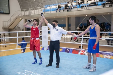 Sahil Babayev qalib boksçuları mükafatlandırıb