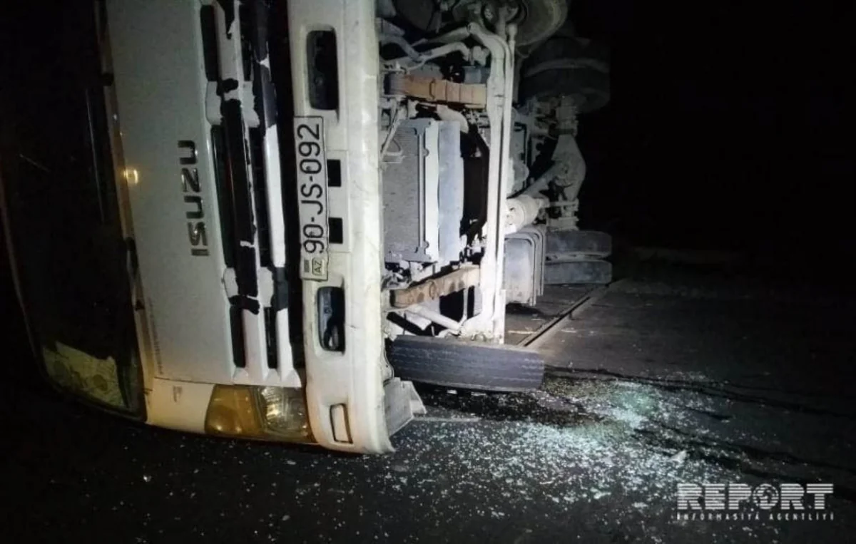 В Гахе грузовик врезался в легковой автомобиль