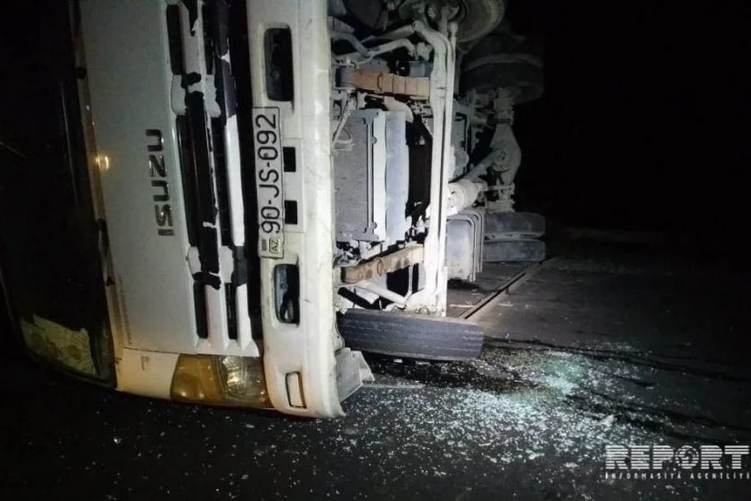 В Гахе грузовик врезался в легковой автомобиль