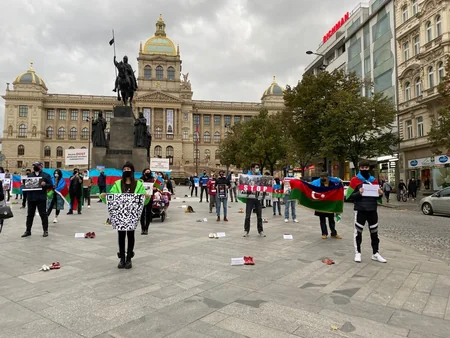 Çexiyadakı soydaşlarımız erməni vandalizminə etiraz ediblər