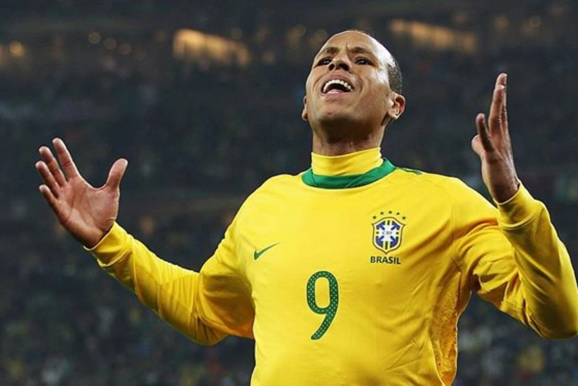 Braziliya millisinin sabiq futbolçusu karyerasını bitirib