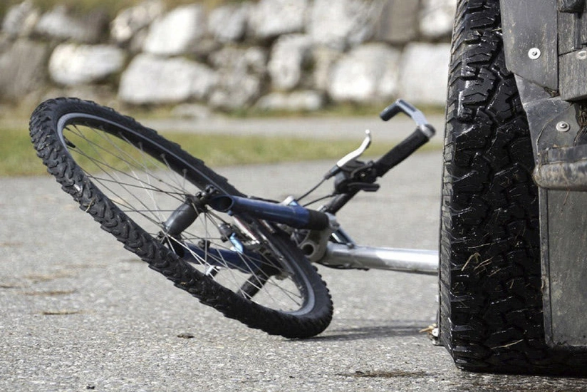 Portuqaliyada avtomobil velosipedçini vurub