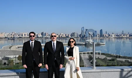 Prezident İlham Əliyev Bakıda Dövlət Bayrağı Meydanında olub, Azərbaycanın üçrəngli Bayrağını ucaldıb - YENİLƏNİB