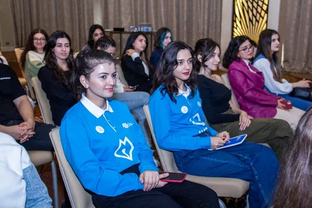 Yeni media mühiti və rəqəmsal kommunikasiya” mövzusunda seminar keçirilib