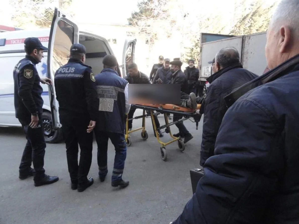 Salyan sakini özünü işlədiyi idarənin qarşısında yandırıb