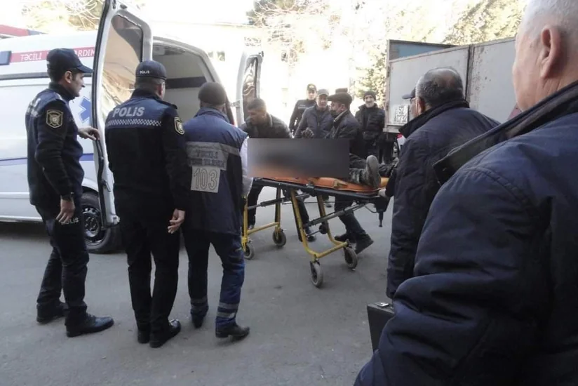 Salyan sakini özünü işlədiyi idarənin qarşısında yandırıb