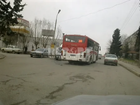 Bakıda avtobusun qarşı yola çıxması qəzaya səbəb olub - FOTO