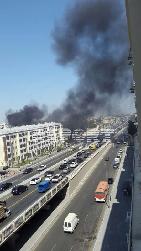 Bakıda qara tüstü ilə müşahidə olunan yanğın baş verib - FOTO