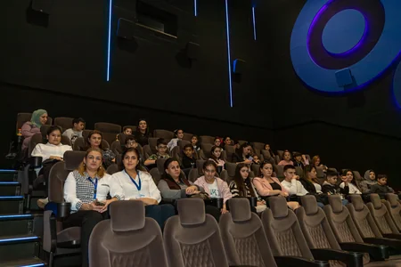 “Araz” supermarketlər şəbəkəsi Zəfər Günü münasibətilə həssas qrupdan olan uşaqları sevindirib
