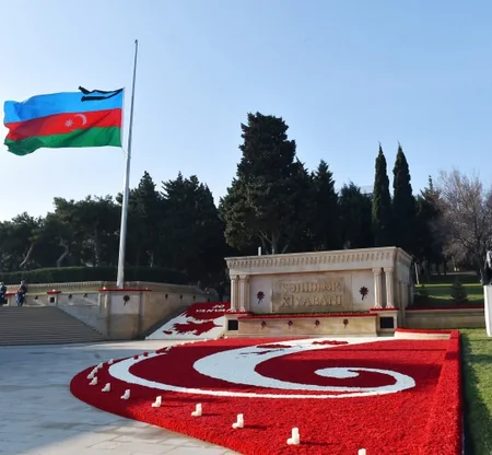 Prezident İlham Əliyev Şəhidlər Xiyabanını ziyarət edib