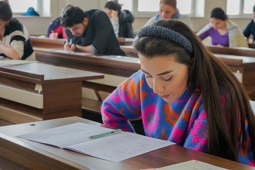 Üç yüzdən çox iddiaçı xarici dillər üzrə fəlsəfə doktoru imtahanı verib - YENİLƏNİB