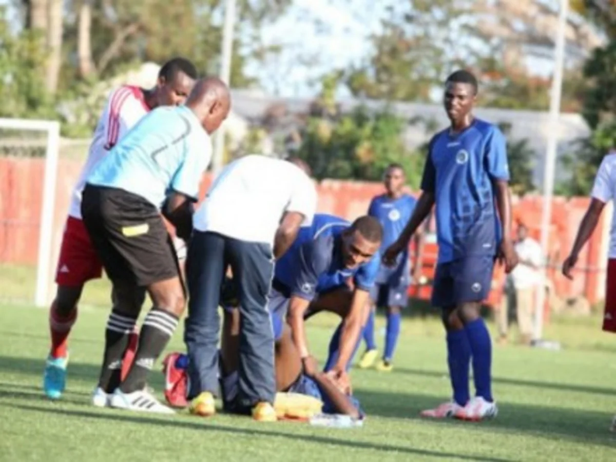Tanzaniyada oyun zamanı futbolçu ölüb
