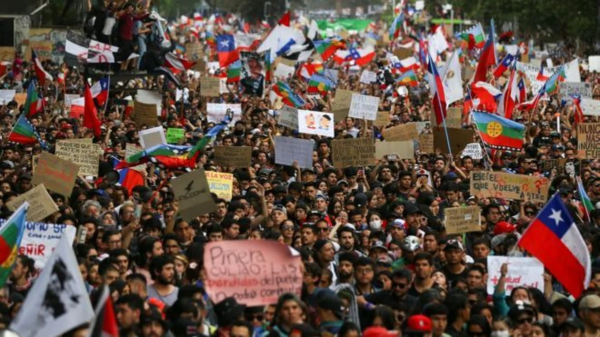 Тысячи человек вышли на новый марш протеста в столице Чили