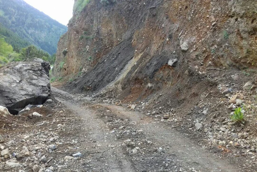 Yardımlı sakininin başına qaya parçası düşüb