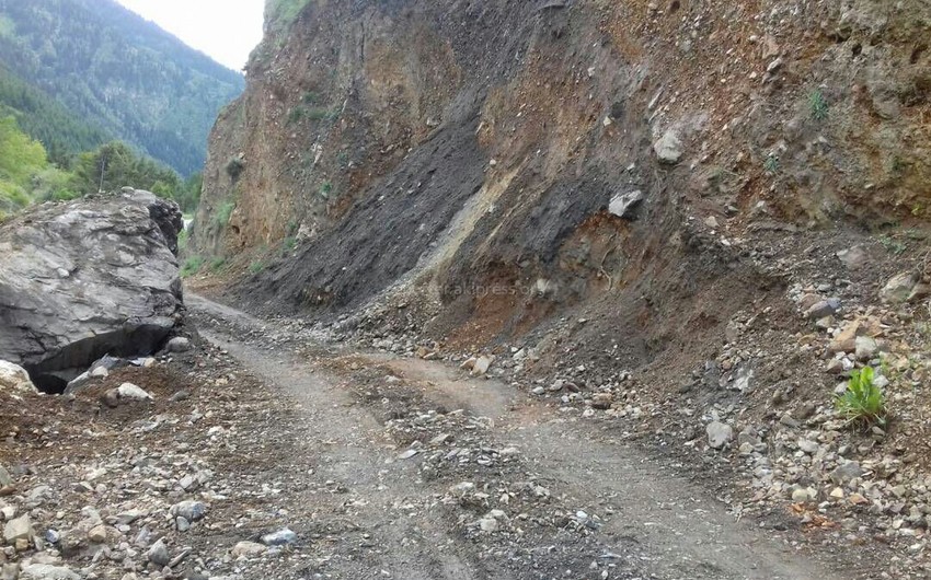 Yardımlı sakininin başına qaya parçası düşüb