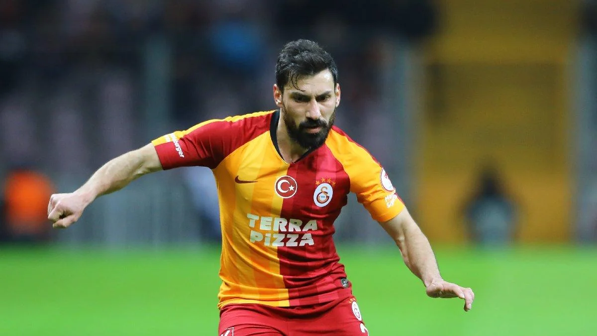 Türkiyəli futbolçu Qalatasaraydan ayrıldı