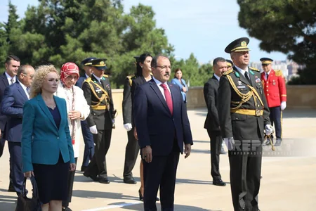 ​Zəfər Günü münasibəti ilə Bakıda Şəhidlər xiyabanı və Türk şəhidliyi ziyarət olunub