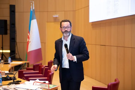 Mətbuat xidmətlərinin rəhbərləri üçün təşkil edilən master-klasın iştirakçılarına sertifikatlar təqdim olunub