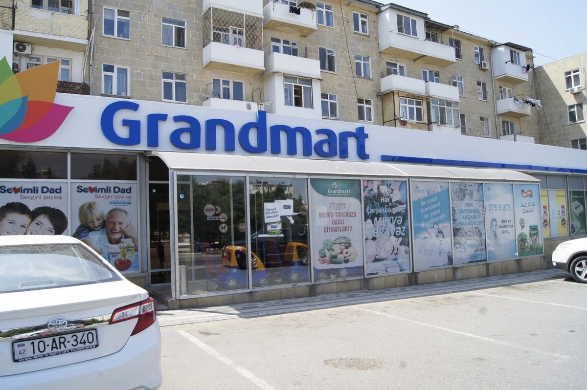 ​Bakıda məşhur marketdən 65 min manat olan seyfi oğurlayan şəxslər tutulub