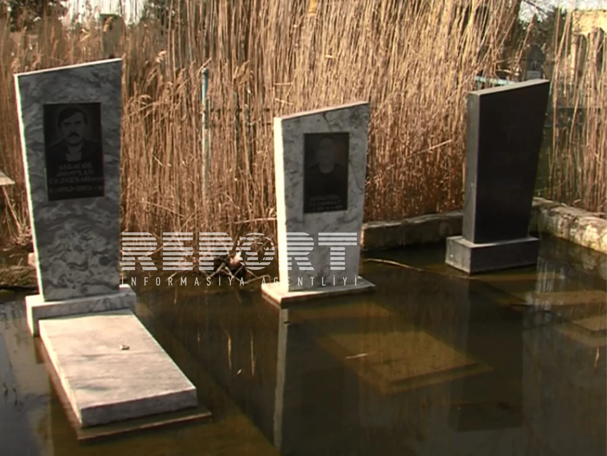 Bakıda məzarları çirkab suları basıb - FOTO