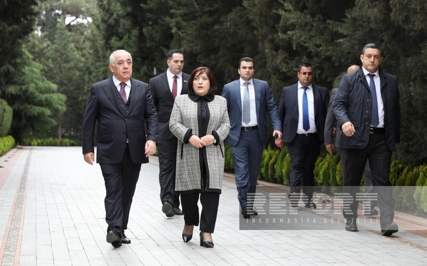 Dövlət və hökumət rəsmiləri Ulu Öndərin xatirəsini anıblar