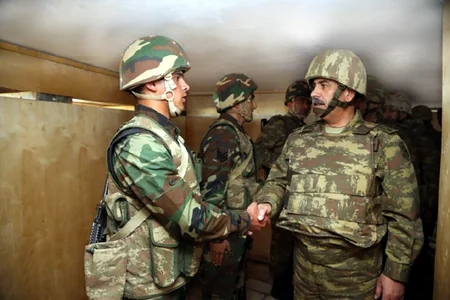 ​Министр обороны Азербайджана побывал на линии фронта