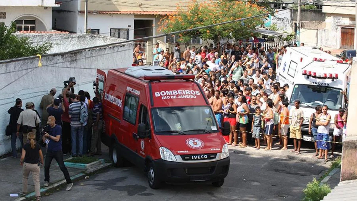 Rio-de-Janeyroda sürücü avtomobili insanların üzərinə sürüb, 15 nəfər yaralanıb - VİDEO