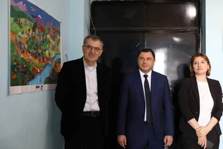 Gürcüstan parlamentinin sədri azərbaycandilli kənd məktəbinə baş çəkib  