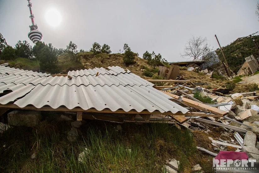 ETSN: Bayıldakı yeni sürüşmə sahəsində 3 ev tamamilə dağılıb, 22 qəzalı evin sakinləri köçürülüb