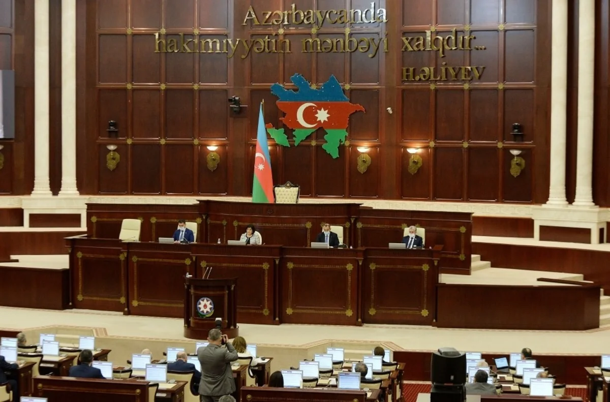 Milli Məclisin rəhbərliyi və deputatlar iclasa tibbi maska ilə gəlib