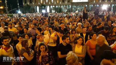 Tbilisidə etiraz aksiyasına canlı zəncirlə yekun vurulub - YENİLƏNİB-2