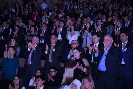 Heydər Əliyev Mərkəzində “Ölülər” pyesi anşlaqla izlənilib - VİDEO