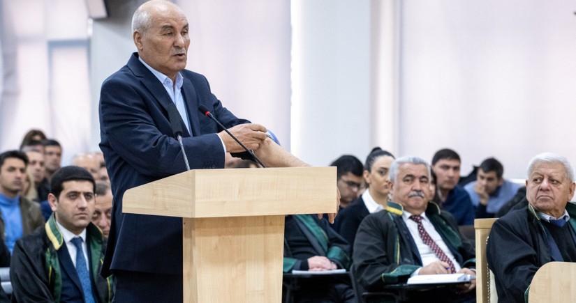 Məhkəmədə zərərçəkmiş şəxs Madat Babayanı tanıdı: O, “sən türksən” deyib məni təpiklədi