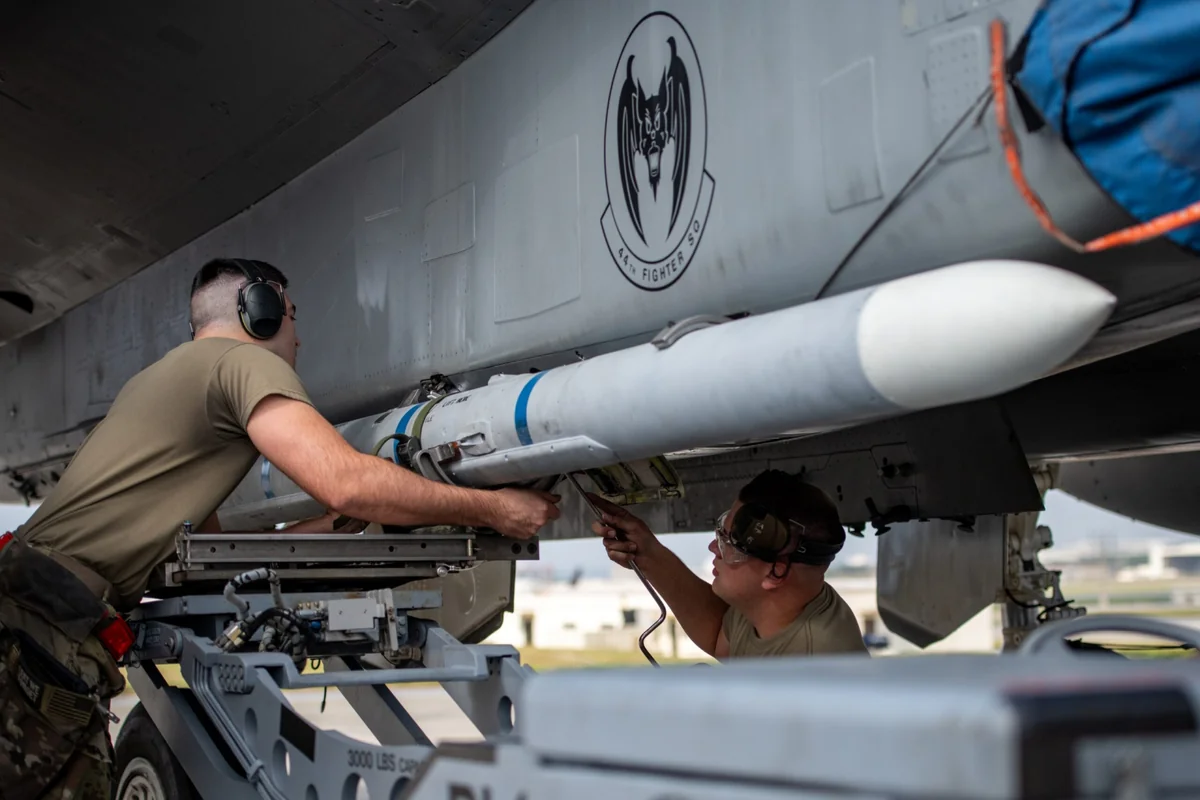 Пентагон заключил контракт с Raytheon для поставки ракет AMRAAM Украине