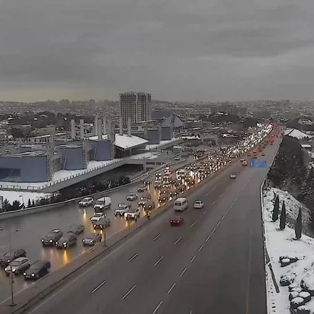 Bakının bir sıra yollarında sıxlıq müşahidə edilir