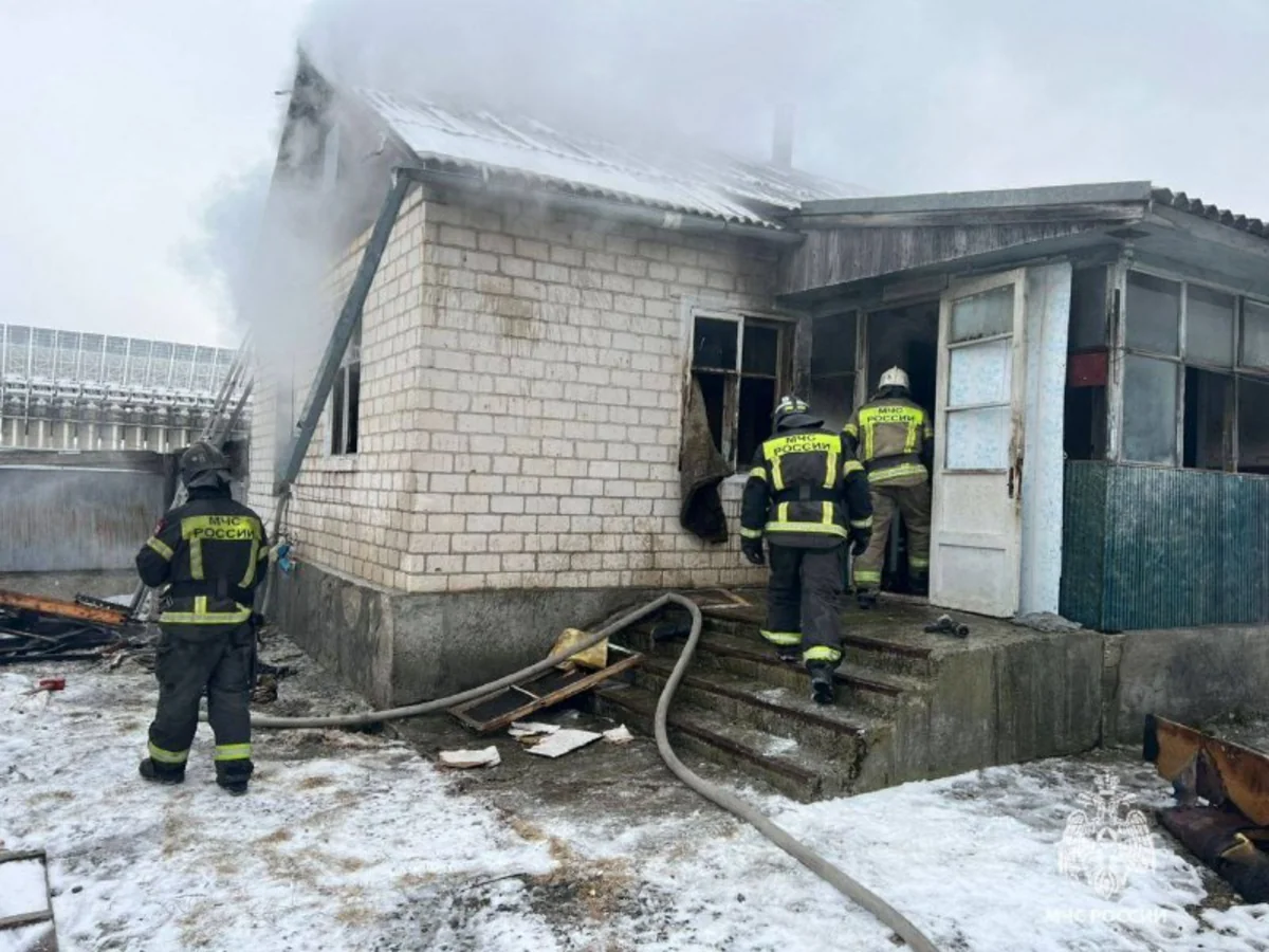 В Карачаево-Черкесии трое, включая ребенка, погибли при пожаре в частном доме