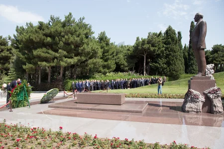 XİN rəhbərliyi Fəxri xiyabanı və Şəhidlər xiyabanını ziyarət ediblər - FOTO