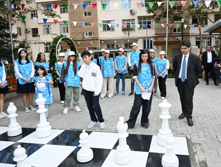 Bakıda yenilənmiş növbəti həyət sakinlərin istifadəsinə verilib