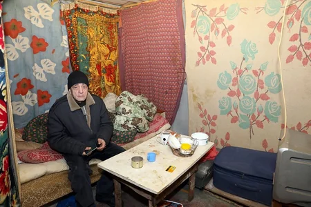 Küçədə qalan Bakı sakini sığınacağa yerləşdirildi - FOTO
