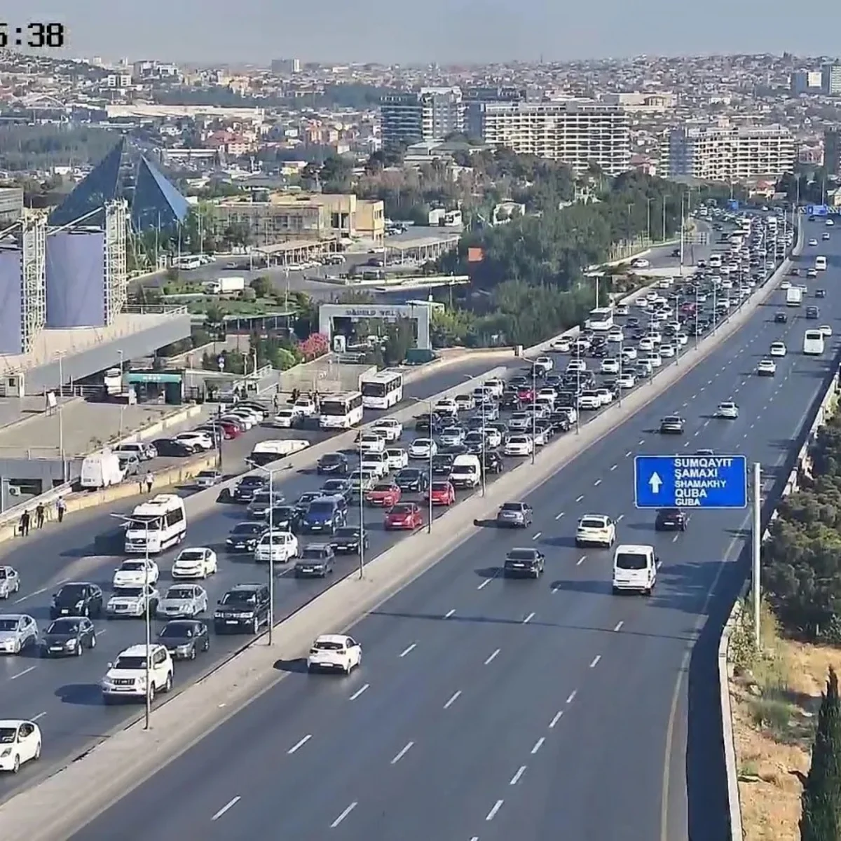 Bakının bəzi yollarında tıxac yaranıb - SİYAHI