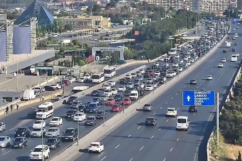 На ряде дорог в Баку затруднено движение транспорта