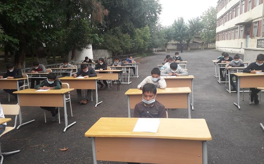 Azərbaycanda şagirdlər açıq havada imtahan verdi