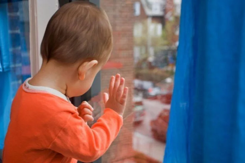 Xırdalanda 5 yaşlı uşaq 6-cı mərtəbədən yıxılaraq ağır xəsarət alıb