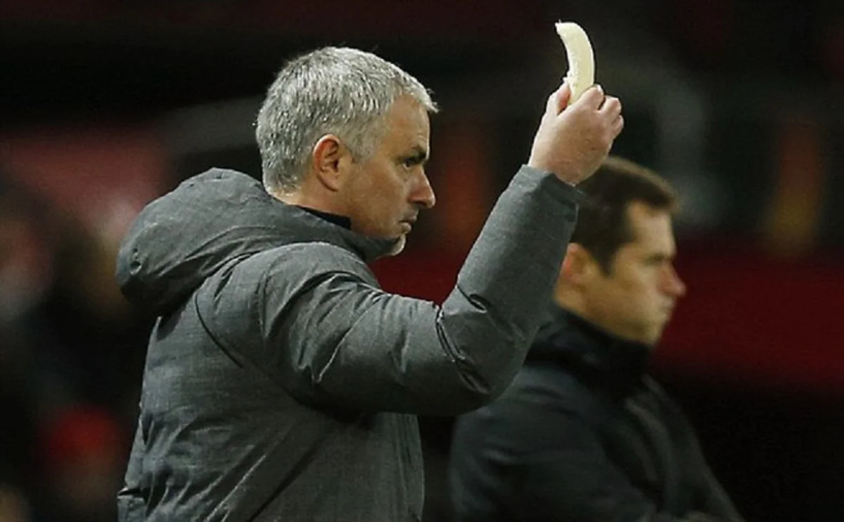 Joze Mourinyo oyun zamanı futbolçusuna banan verməsinin səbəbini açıqlayıb - VİDEO
