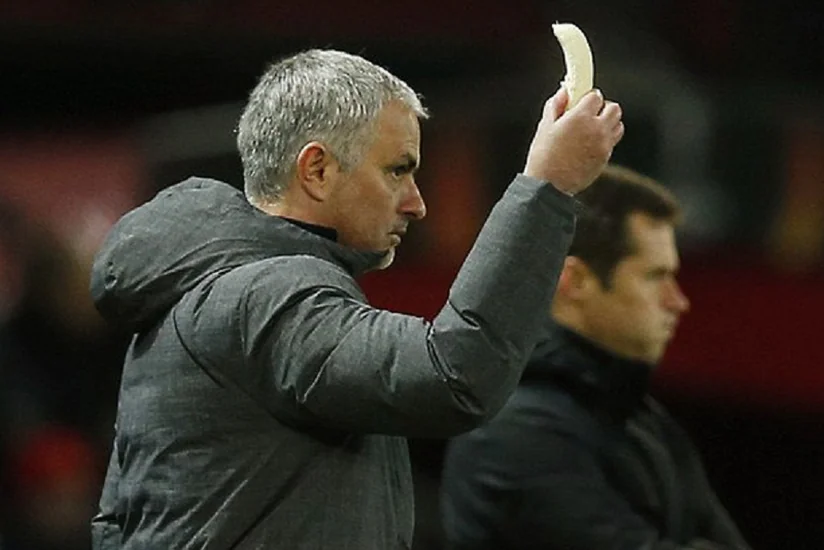 Joze Mourinyo oyun zamanı futbolçusuna banan verməsinin səbəbini açıqlayıb - VİDEO