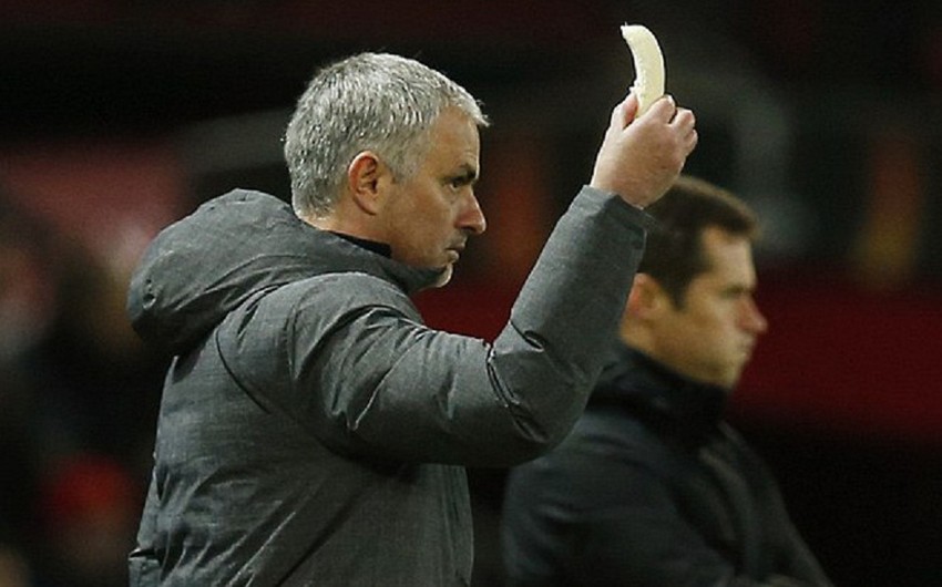 Joze Mourinyo oyun zamanı futbolçusuna banan verməsinin səbəbini açıqlayıb - VİDEO