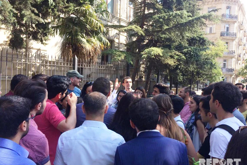 Azərbaycanlı tələbələr Xarici İşlər Nazirliyinin binası qarşısında etirazlarını bildiriblər