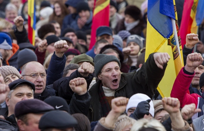 ​Moldova parlamenti qarşısında etirazçılarla polis arasında toqquşma baş verib